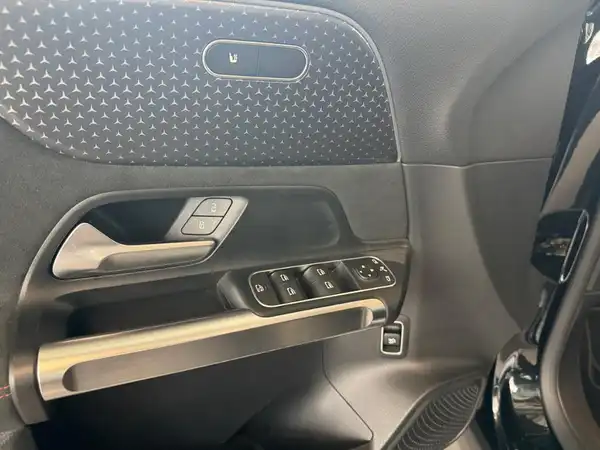 MERCEDES-BENZ EQB 300 4M (9/23)