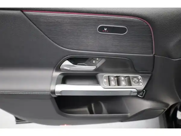 MERCEDES-BENZ EQB 300 4M (9/24)