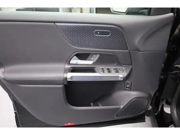 MERCEDES-BENZ EQB 300 4M (9/19)